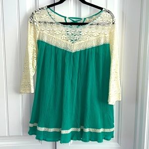NWOT Umgee L cream lace teal top